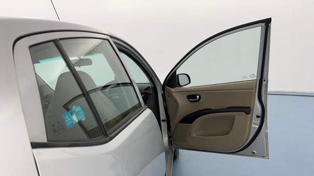 Second-hand 2015 Hyundai i10 Sportz 1.1L for sale in Lucknow-16