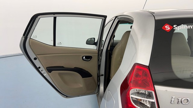 Second-hand 2015 Hyundai i10 Sportz 1.1L for sale in Lucknow-25