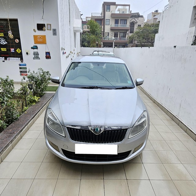 Skoda Rapid 1.6 MPI AT Elegance Second-hand 2013 Skoda Rapid 1.6 MPI AT Elegance for sale in Gurgaon-3