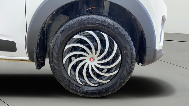 Second-hand 2023 Renault Triber RXT for sale in Ahmedabad-26