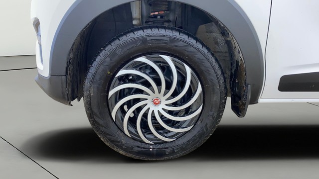 Second-hand 2023 Renault Triber RXT for sale in Ahmedabad-29