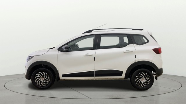 Second-hand 2023 Renault Triber RXT for sale in Ahmedabad-16