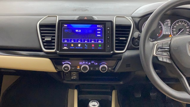 Second-hand 2021 Honda City V MT for sale in Ahmedabad-4