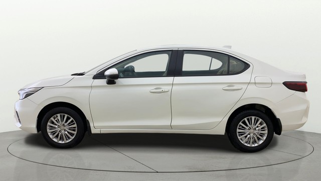 Second-hand 2021 Honda City V MT for sale in Ahmedabad-17