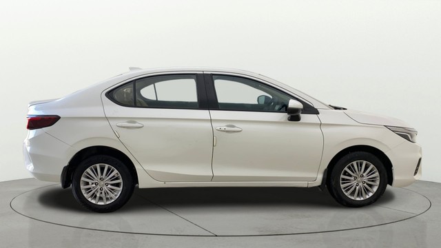 Second-hand 2021 Honda City V MT for sale in Ahmedabad-13