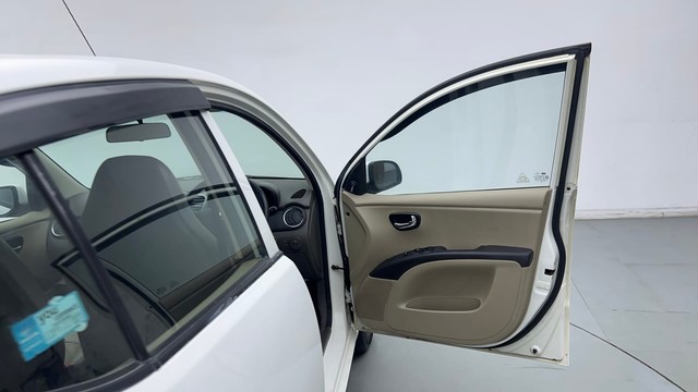 Second-hand 2015 Hyundai i10 Sportz 1.1L for sale in New Delhi-16