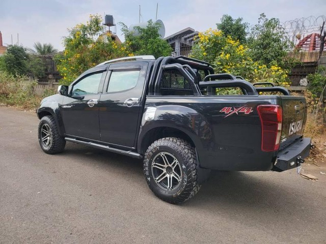 Second-hand 2017 Isuzu D-Max 4X4 for sale in Pune-4