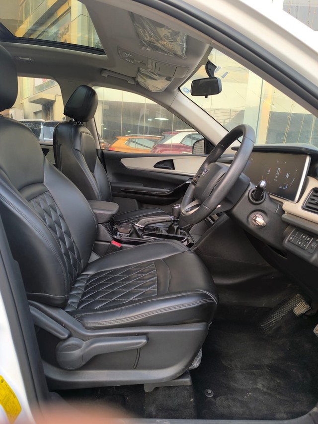 Second-hand 2023 Mahindra XUV700 AX5 7 Str for sale in Bangalore-11