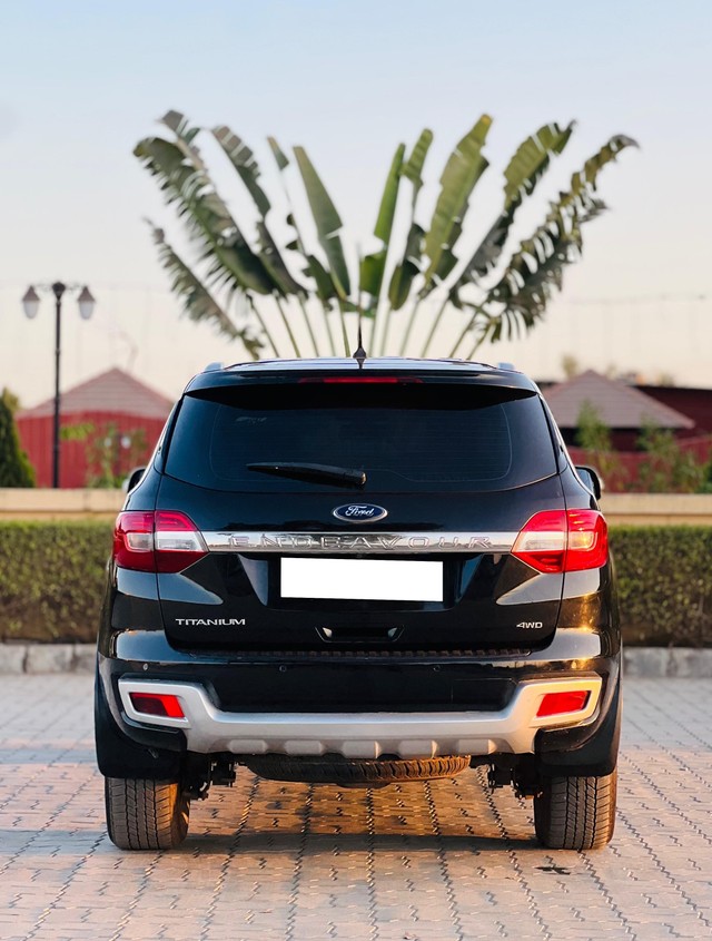 Second-hand 2018 Ford Endeavour 3.2 Titanium AT 4X4 for sale in Surat-2