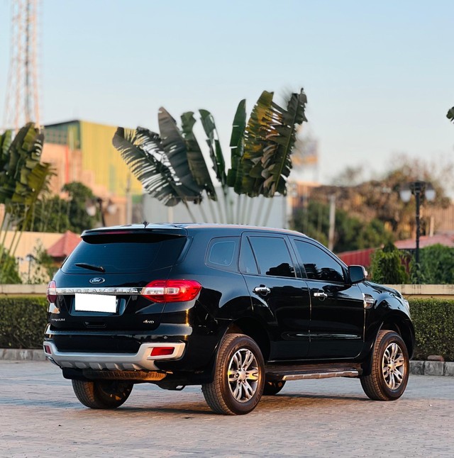 Second-hand 2018 Ford Endeavour 3.2 Titanium AT 4X4 for sale in Surat-7