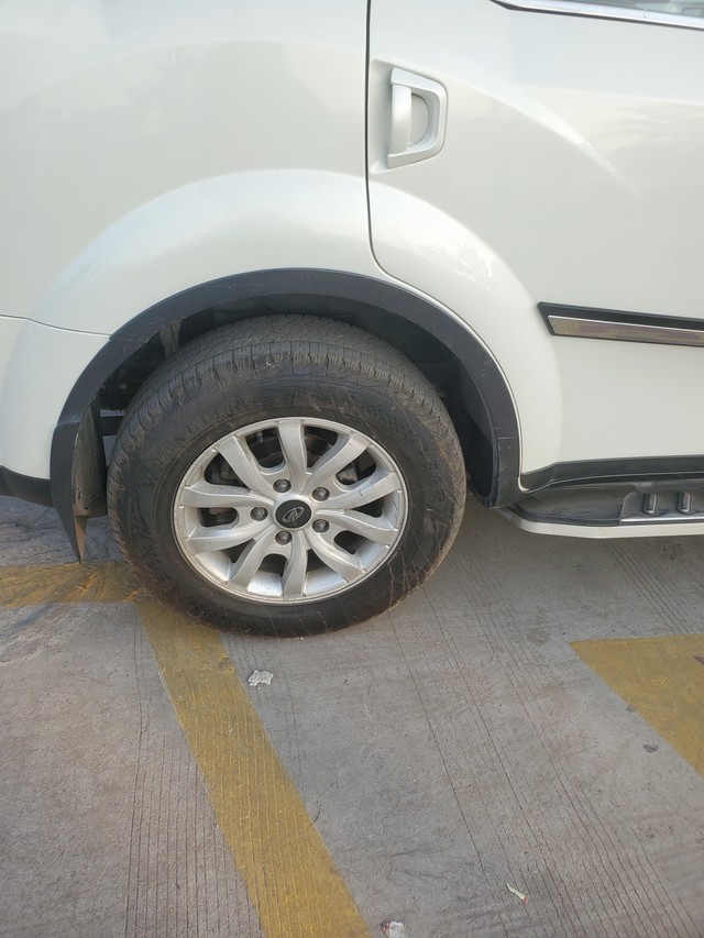 Second-hand 2015 Mahindra XUV500 W10 AWD for sale in Surat-4