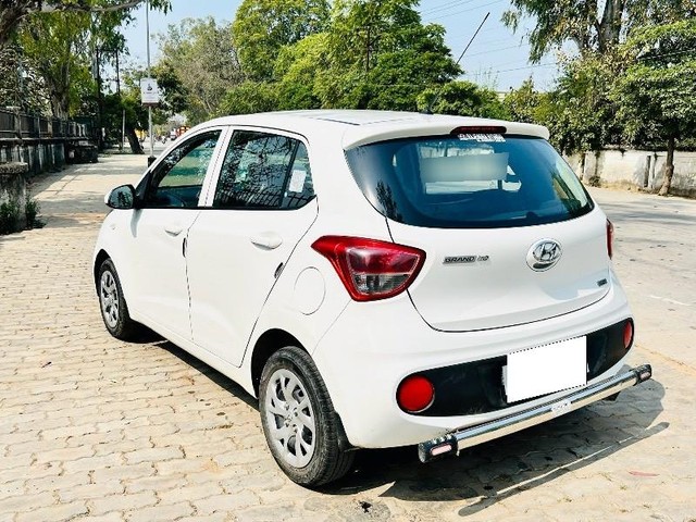 Second-hand 2017 Hyundai Grand i10 Magna for sale in Etawah-3