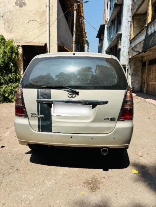 Second-hand 2008 Toyota Innova 2.5 V Diesel 8-seater for sale in Surat-6