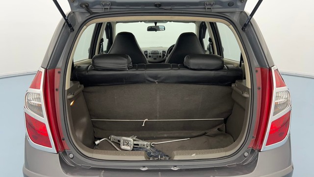 Second-hand 2013 Hyundai i20 Sportz Petrol for sale in Lucknow-9