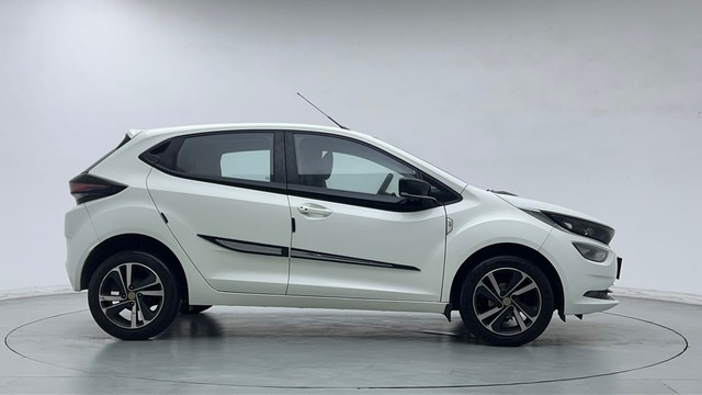 Second-hand 2023 Tata Altroz XZ for sale in Noida-2