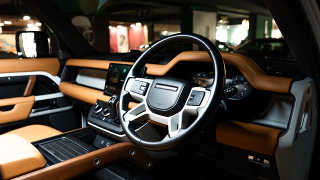 Second-hand 2024 Land Rover Defender 2.0 110 HSE for sale in New Delhi-12