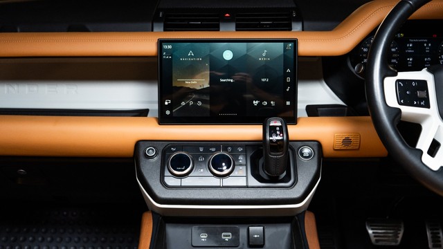 Second-hand 2024 Land Rover Defender 2.0 110 HSE for sale in New Delhi-14