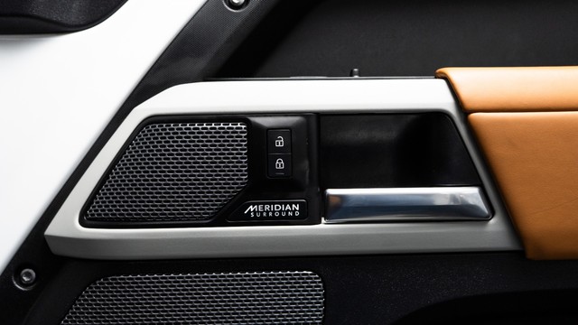 Second-hand 2024 Land Rover Defender 2.0 110 HSE for sale in New Delhi-19