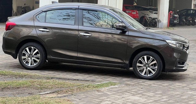 Second-hand 2023 Honda Amaze 2nd Gen VX CVT for sale in Kolkata-5