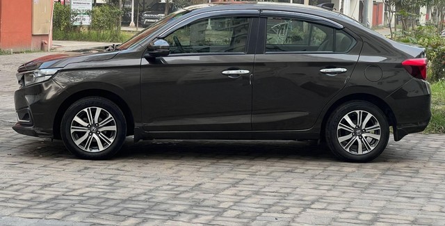 Second-hand 2023 Honda Amaze 2nd Gen VX CVT for sale in Kolkata-4
