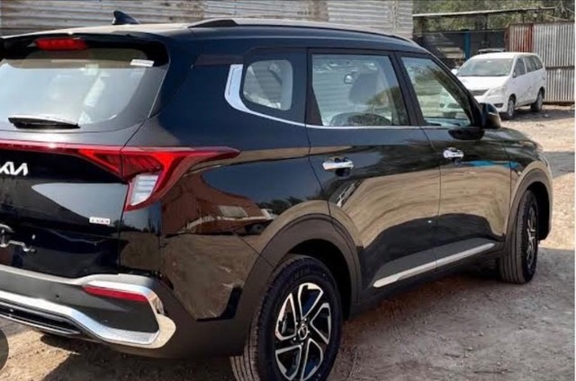 Second-hand 2022 Kia Carens Luxury Plus Turbo 6 STR 2022-2023 for sale in Jammu-1