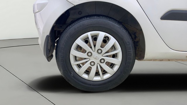 Second-hand 2015 Hyundai i10 Sportz 1.1L for sale in New Delhi-24