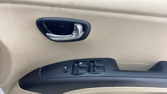 Second-hand 2015 Hyundai i10 Sportz 1.1L for sale in New Delhi-17