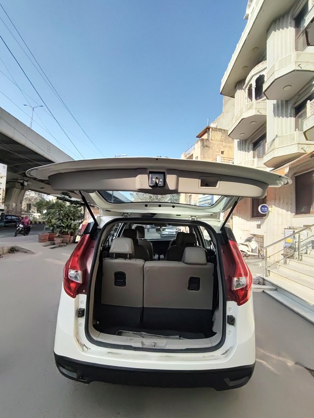 Second-hand 2023 Mahindra Marazzo M2 for sale in New Delhi-11