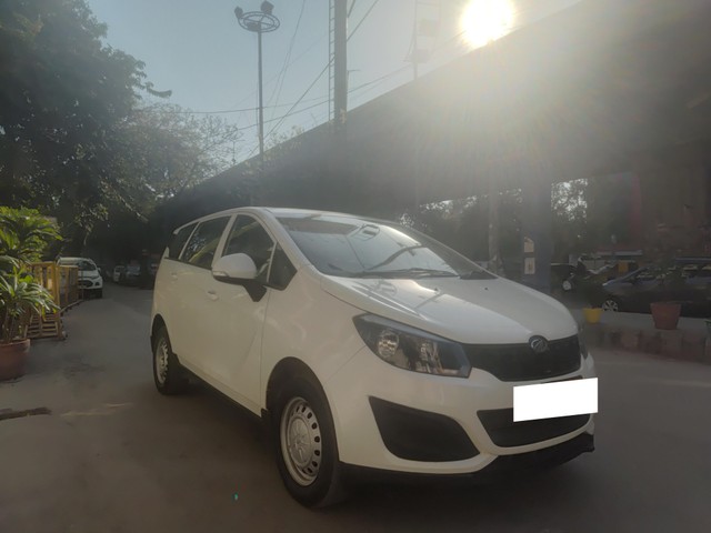 Second-hand 2023 Mahindra Marazzo M2 for sale in New Delhi-7