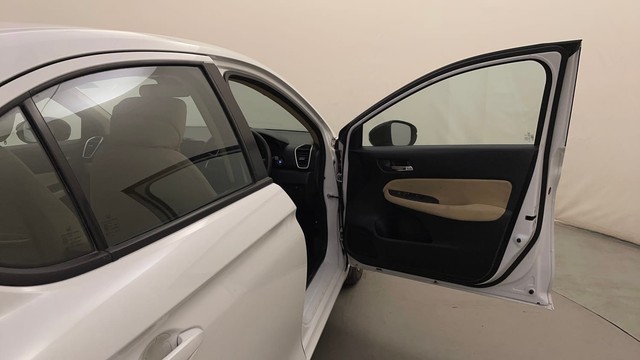 Second-hand 2023 Honda City V for sale in Bangalore-16