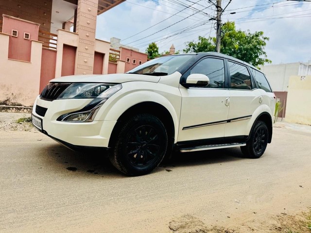 Second-hand 2017 Mahindra XUV500 R W10 FWD for sale in Jaipur-9