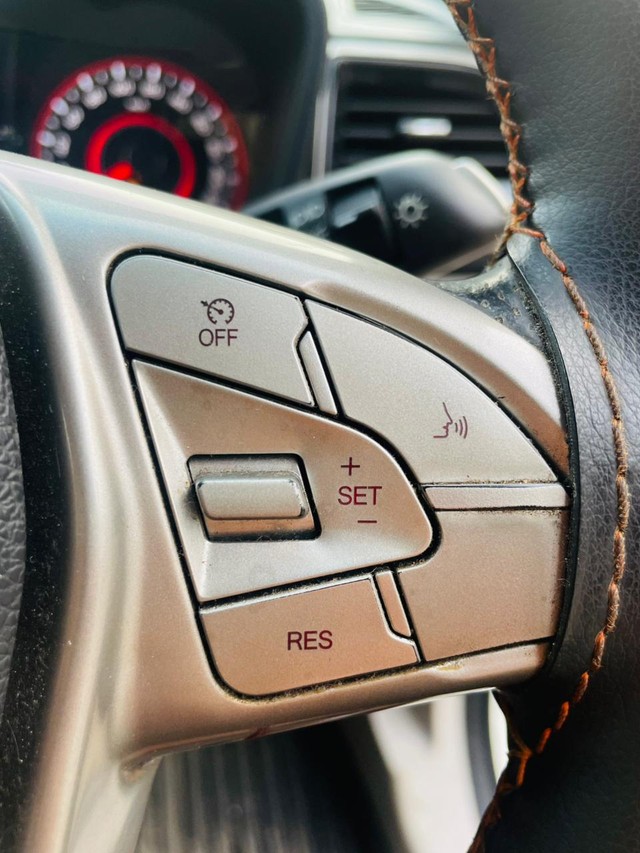 Second-hand 2020 Mahindra XUV300 W8 AMT Optional Diesel BSVI for sale in Mumbai-12