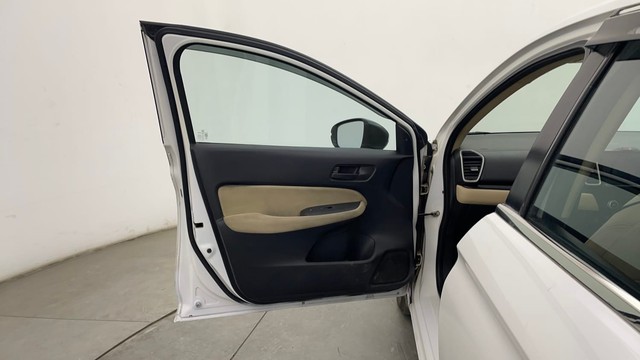 Second-hand 2022 Honda City 1.5 V MT Exclusive for sale in Chennai-33