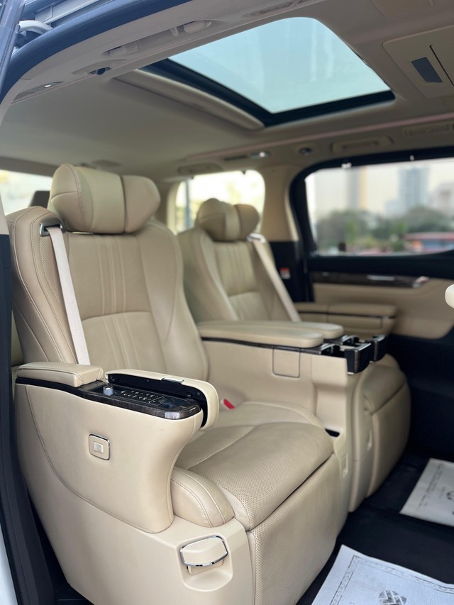 Second-hand 2023 Toyota Vellfire VIP Executive Lounge for sale in Mumbai-9