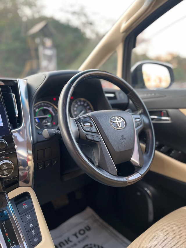 Second-hand 2023 Toyota Vellfire VIP Executive Lounge for sale in Mumbai-46