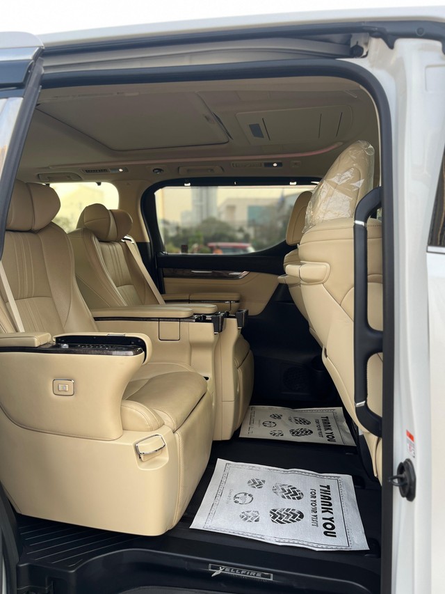 Second-hand 2023 Toyota Vellfire VIP Executive Lounge for sale in Mumbai-7
