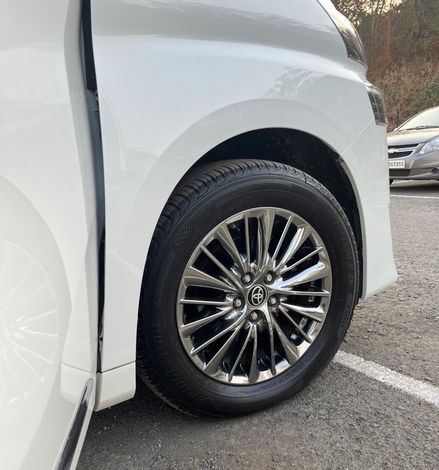 Second-hand 2023 Toyota Vellfire VIP Executive Lounge for sale in Mumbai-40