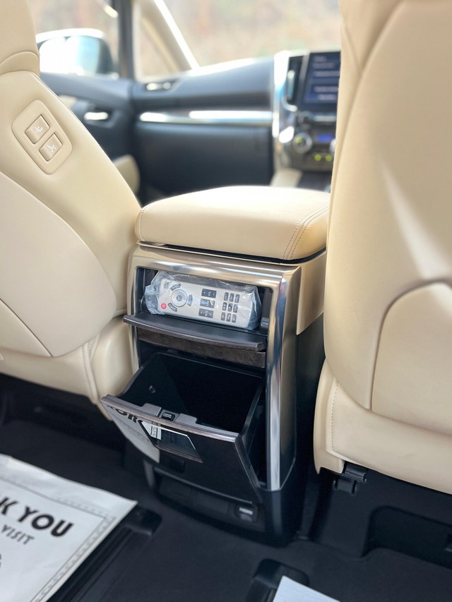 Second-hand 2023 Toyota Vellfire VIP Executive Lounge for sale in Mumbai-34
