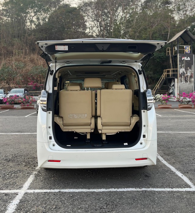 Second-hand 2023 Toyota Vellfire VIP Executive Lounge for sale in Mumbai-60