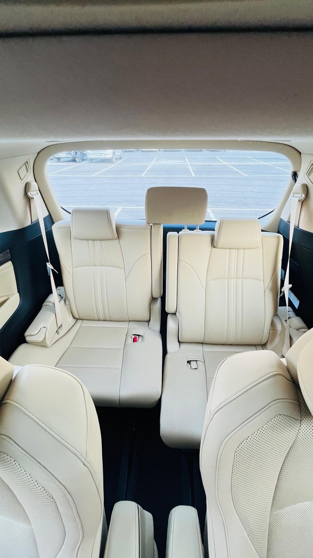 Second-hand 2023 Toyota Vellfire VIP Executive Lounge for sale in Mumbai-31