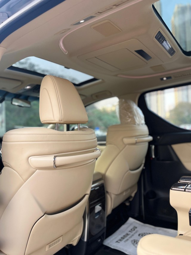 Second-hand 2023 Toyota Vellfire VIP Executive Lounge for sale in Mumbai-49