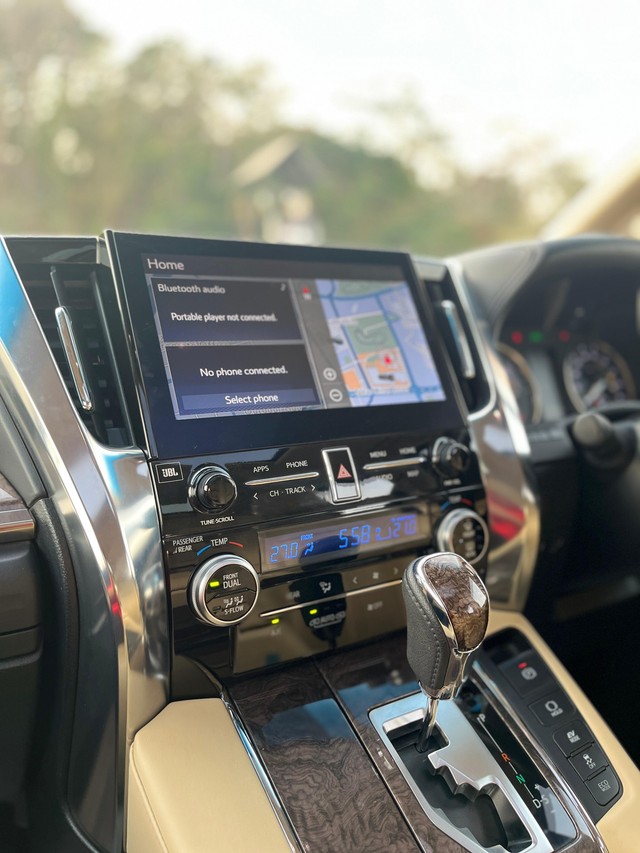 Second-hand 2023 Toyota Vellfire VIP Executive Lounge for sale in Mumbai-35