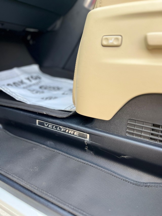 Second-hand 2023 Toyota Vellfire VIP Executive Lounge for sale in Mumbai-59