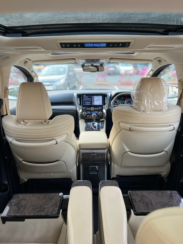 Second-hand 2023 Toyota Vellfire VIP Executive Lounge for sale in Mumbai-61