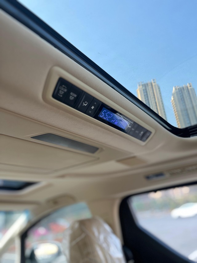 Second-hand 2023 Toyota Vellfire VIP Executive Lounge for sale in Mumbai-11