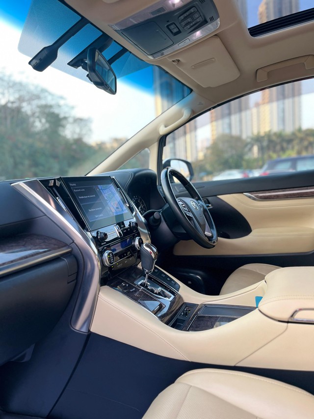 Second-hand 2023 Toyota Vellfire VIP Executive Lounge for sale in Mumbai-25