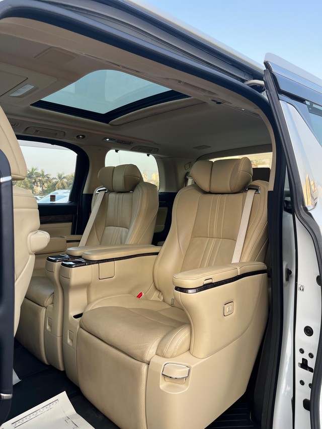 Second-hand 2023 Toyota Vellfire VIP Executive Lounge for sale in Mumbai-21