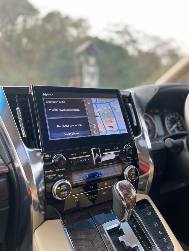 Second-hand 2023 Toyota Vellfire VIP Executive Lounge for sale in Mumbai-26