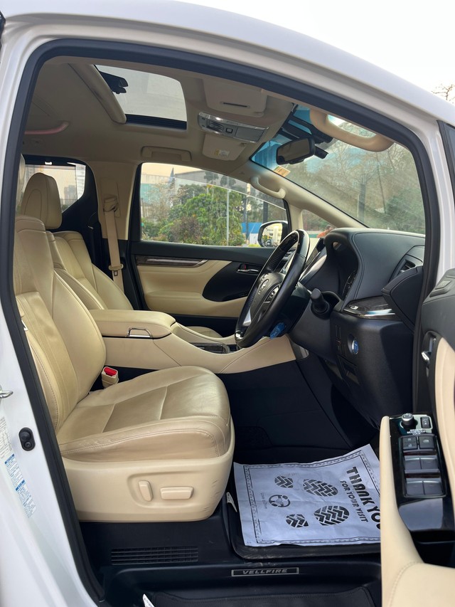 Second-hand 2023 Toyota Vellfire VIP Executive Lounge for sale in Mumbai-44