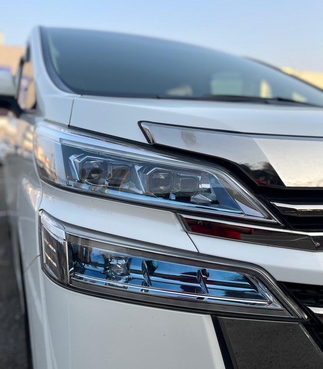 Second-hand 2023 Toyota Vellfire VIP Executive Lounge for sale in Mumbai-6